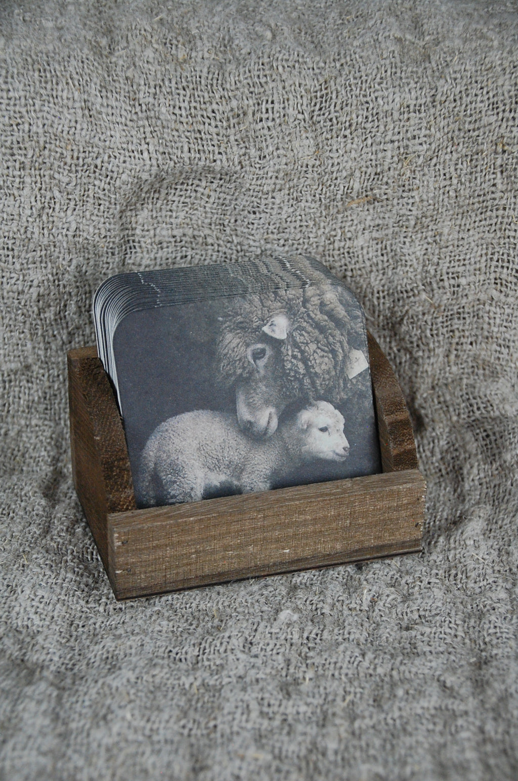 Vilten onderzetters (schaap met lam) in houten houder